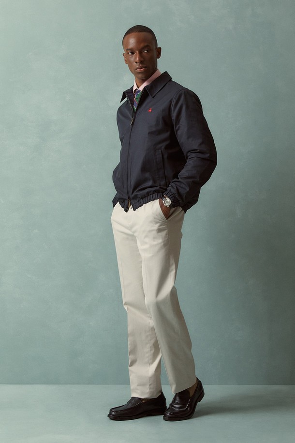 레귤러핏 코튼 스트레치 어드밴티지 치노 (스톤) (BBPCMFZ502)는 남성용 치노팬츠입니다. 부드러운 촉감의 면과 스판덱스 혼방 소재로 제작되어 편안한 착용감을 제공하며, 사계절 활용 가능합니다. 레귤러핏 스트레이트 디자인으로 베이직하고 클래식한 스타일을 연출하며, 출근룩 및 비즈니스 캐주얼에 적합합니다. 논아이론 처리, 스트레치 소재, 슬란트 포켓, 버튼 백포켓, 최소 주름 등의 기능성으로 실용성을 더했습니다. 스톤 컬러의 무지 디자인으로 미니멀하고 세련된 스타일을 완성해 보세요.
