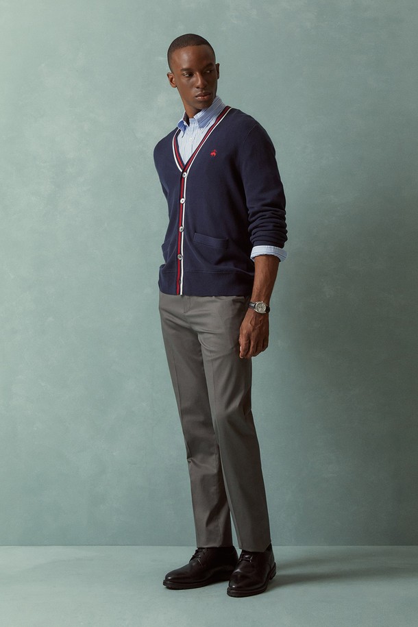 슬림핏 코튼 스트레치 어드밴티지 치노 (마그넷) (BBPCMFZ501)는 부드러운 촉감의 면 소재에 스트레치 기능이 더해져 편안한 착용감을 선사합니다. 베이직하고 캐주얼한 스타일로, 봄, 가을에 활용하기 좋은 긴 기장의 치노팬츠입니다. 출근룩과 비즈니스 캐주얼에 적합하며, 캐주얼, 클래식, 미니멀 스타일을 연출하기 좋습니다. 슬림핏으로 제작되어 세련된 핏을 자랑하며, 마그넷 컬러로 다양한 상의와 매치하기 용이합니다. 무지 디자인으로 어떤 스타일에도 잘 어울려 활용도가 높습니다.
