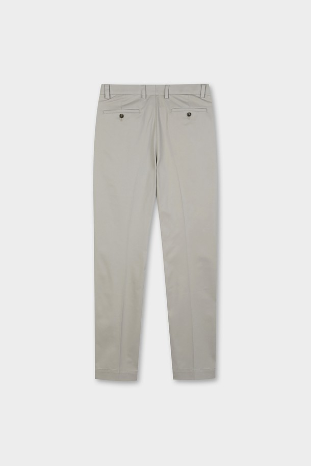 심플하고 세련된 디자인의 슬림핏 코튼 스트레치 어드밴티지 치노 (카키)입니다. 사계절 내내 활용 가능한 베이직한 아이템으로, 일상 및 비즈니스 캐주얼 스타일에 모두 잘 어울립니다. 부드러운 면과 스판덱스 혼방 소재로 제작되어 편안한 착용감과 활동성을 제공하며, 내장형 스트레치 밴딩으로 더욱 안정감 있는 핏을 선사합니다. 플랫 프론트 디자인과 테이퍼드 핏으로 다리가 길어 보이는 효과를 주며, 구김이 적어 관리가 용이합니다. 비스듬한 앞면 포켓과 버튼 뒷면 포켓 디테일로 실용성을 더했습니다.
