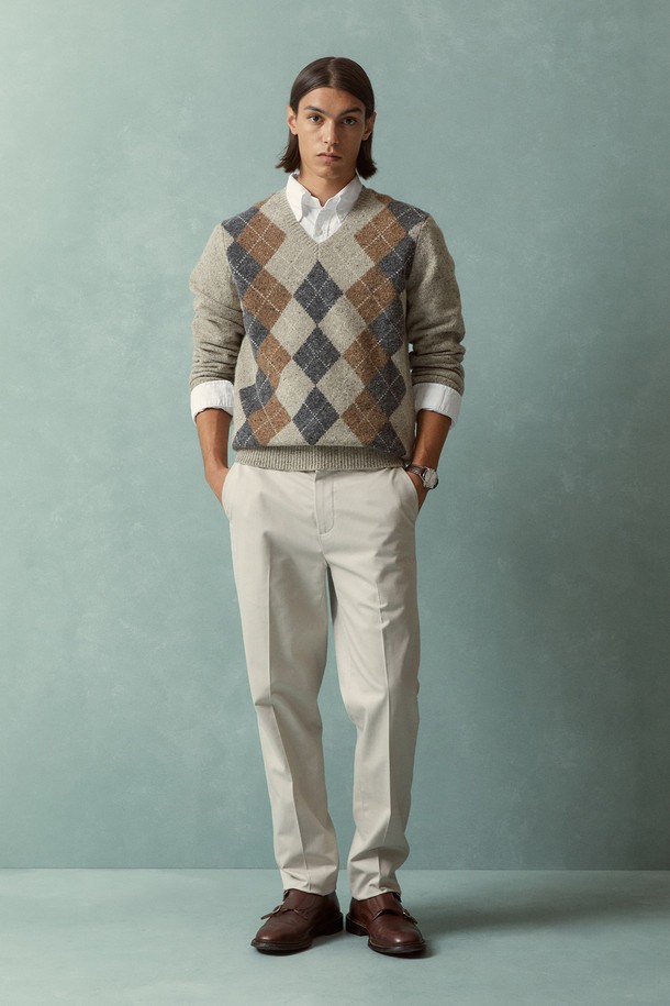 슬림핏 코튼 스트레치 어드밴티지 치노 (스톤) (BBPCMFZ501)는 남성용 치노 팬츠입니다. 데일리웨어와 일상, 출근룩, 비즈니스 캐주얼에 적합하며, 클래식, 미니멀, 캐주얼 스타일을 연출할 수 있습니다. 사계절 착용 가능하며, 면과 스판덱스 혼방 소재로 제작되어 편안한 착용감을 제공합니다. 논아이론 가공으로 구김을 최소화했으며, 슬림핏 및 테이퍼드 핏으로 세련된 실루엣을 연출합니다. 플랫 프론트 디자인과 앞면 비스듬한 포켓, 뒷면 버튼 포켓, 내장 스트레치 밴드가 특징입니다.
