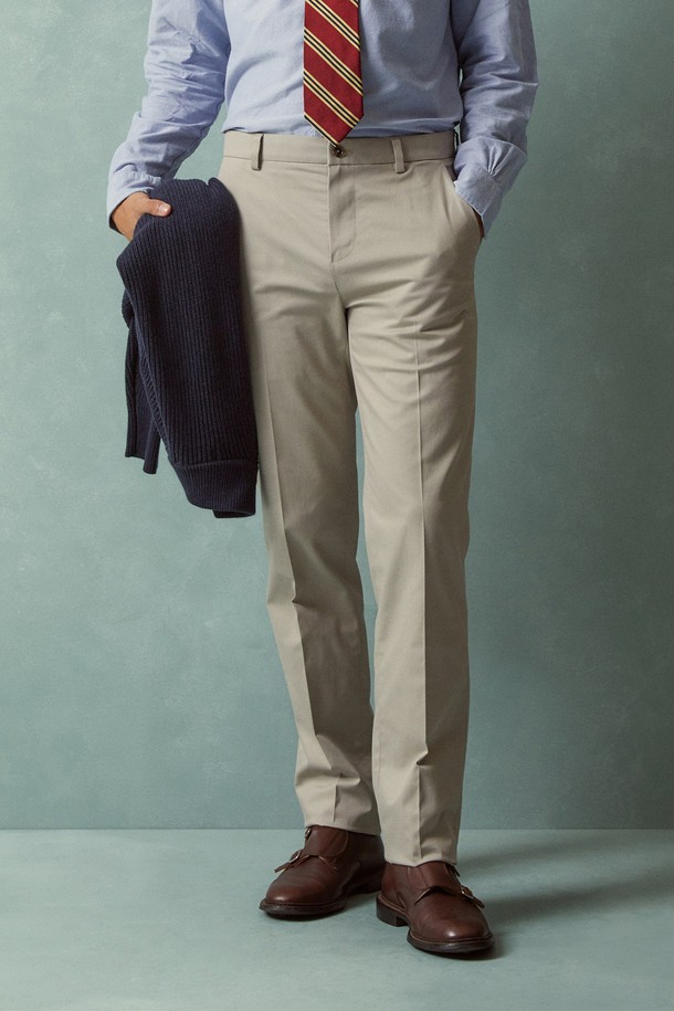 레귤러핏 헤비웨이트 어드밴티지 치노 (카키) (BBPCMMZ532)는 남성용 치노팬츠입니다. 일상 및 오피스룩, 비즈니스 캐주얼에 적합하며, 베이직하고 클래식한 스타일을 연출합니다. 사계절 착용 가능하며, 두꺼운 두께감으로 안정감을 줍니다. 면과 스판덱스 혼방 소재로 제작되어 편안한 착용감과 활동성을 제공합니다. 논아이론 가공, 슬랜트 포켓, 버튼 백포켓, 플랫 프론트 디자인이 특징이며, 핏은 레귤러핏입니다.
