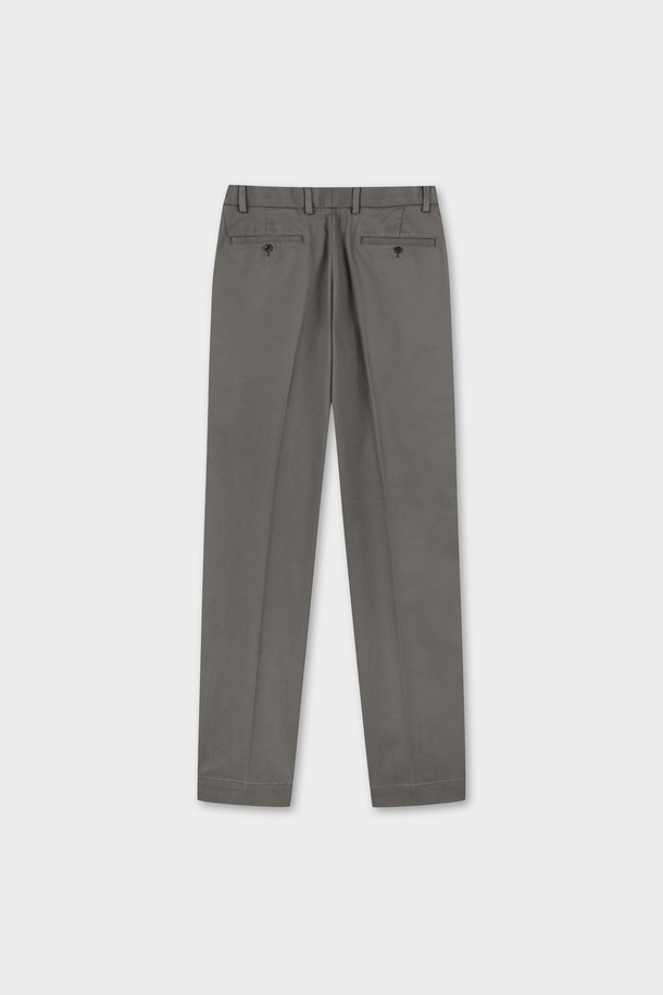 **레귤러핏 헤비웨이트 어드밴티지 치노 (마그넷) (BBPCMMZ532)**

탄탄한 면 소재의 레귤러핏 치노 팬츠입니다. 차분하고 세련된 마그넷 컬러와 베이직한 디자인으로, 다양한 상의와 손쉽게 매치할 수 있습니다. 두꺼운 두께감으로 사계절 내내 착용 가능하며, 출근룩과 비즈니스 캐주얼 스타일, 캐주얼, 클래식, 미니멀 스타일 연출에 적합합니다. 
