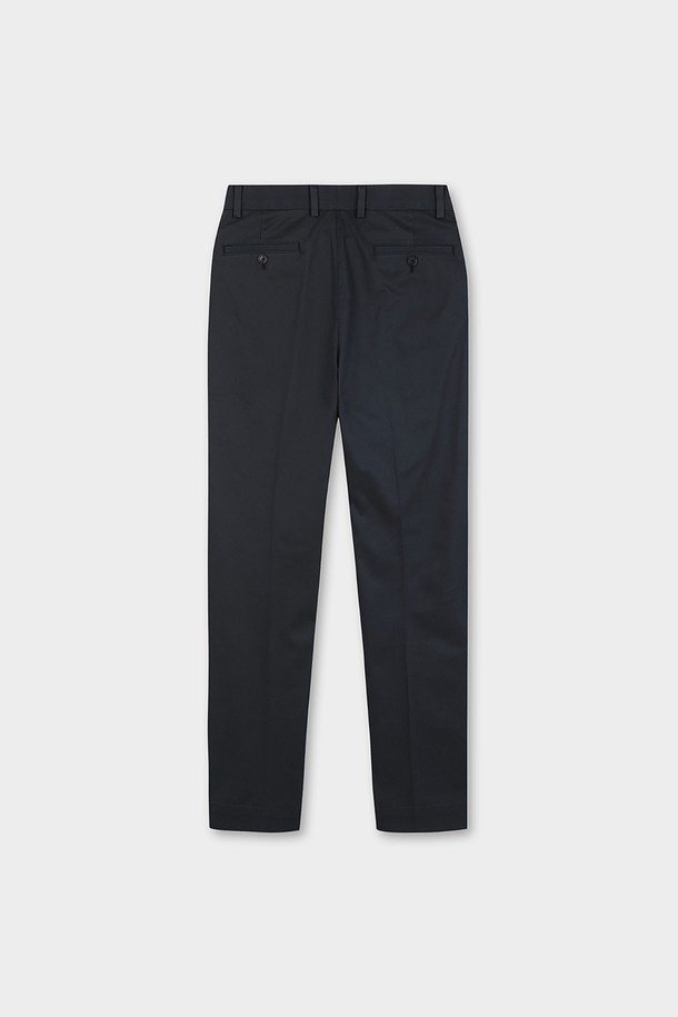 네이비 컬러의 레귤러핏 헤비웨이트 어드밴티지 치노 (BBPCMMZ532)는 클래식하고 베이직한 스타일을 추구하는 분들을 위한 사계절용 치노 팬츠입니다. 튼튼한 면과 스판덱스 혼방 소재로 제작되어 편안한 착용감과 활동성을 제공하며, 두꺼운 두께감으로 형태를 잘 유지합니다. 논아이론 처리된 원단으로 주름을 방지하고, 내부 스트레치 밴딩으로 허리 부분의 편안함을 더했습니다. 슬란트 앞주머니와 버튼 뒷주머니, 플랫 프론트 디자인으로 깔끔한 외관을 자랑하며, 출근룩이나 비즈니스 캐주얼, 데일리룩 등 다양한 TPO에 활용 가능합니다.
