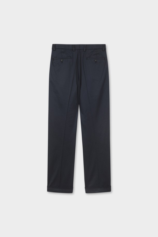 **트레디셔널핏 라이트웨이트 어드밴티지 치노 (네이비) (BBPCMMZ503)**는 남성용 치노 팬츠입니다. 얇은 두께감의 면 소재로 제작되어 봄, 여름철에 시원하게 착용하기 좋습니다. 트레디셔널핏과 레귤러핏으로 제작되어 클래식하고 베이직한 스타일을 연출하며, 출근룩 및 비즈니스 캐주얼에 적합합니다. 네이비 컬러의 무지 디자인으로 미니멀하고 세련된 스타일을 완성할 수 있습니다. 부드러운 촉감의 라이트웨이트 소재로 편안한 착용감을 선사합니다.
