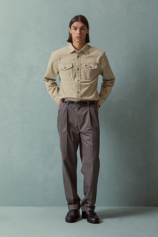 트레디셔널핏 라이트웨이트 어드밴티지 치노 (마그넷) (BBPCMMZ503)는 남성용 치노 팬츠입니다. 봄, 여름 시즌에 적합하며, 가볍고 부드러운 면 소재로 제작되어 편안한 착용감을 선사합니다. 클래식하고 베이직한 스타일로 비즈니스 캐주얼 및 출근룩에 적합하며, 미니멀하고 캐주얼한 스타일 연출에도 용이합니다. 레귤러핏에 가까운 트레디셔널핏으로, 얇은 두께감과 마그넷 컬러의 무지 디자인이 특징입니다. 긴 기장으로 다양한 상의와 매치하여 활용할 수 있습니다.
