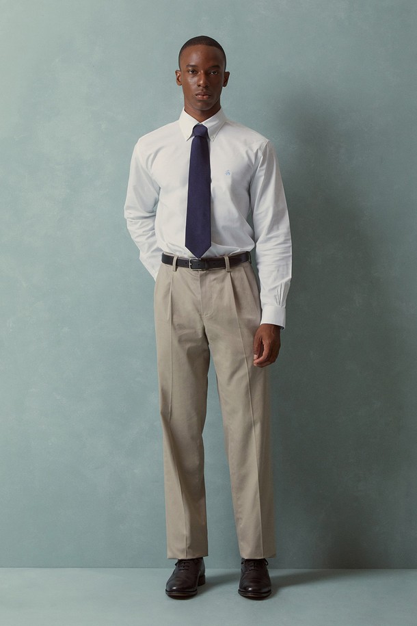 트레디셔널핏 라이트웨이트 어드밴티지 치노(카키)는 부드러운 면 소재로 제작되어 편안한 착용감을 선사하는 남성용 치노 팬츠입니다. 봄, 여름 시즌에 적합하며, 얇은 두께감과 레귤러핏으로 시원하고 활동적인 느낌을 줍니다. 클래식, 베이직 스타일을 기반으로 비즈니스 캐주얼 및 출근룩에 활용하기 좋으며, 미니멀하고 캐주얼한 스타일 연출에도 용이합니다. 카키 컬러의 무지 디자인으로 다양한 상의와 손쉽게 매치할 수 있어 활용도가 높습니다. 트레디셔널핏으로 제작되어 안정감 있는 핏을 제공합니다.
