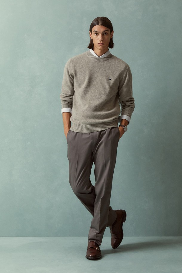 **레귤러핏 라이트웨이트 어드밴티지 치노 (마그넷) (BBPCMMZ502)**는 가볍고 시원한 착용감의 남성용 치노 팬츠입니다. 부드러운 면과 스판덱스 혼방 소재로 제작되어 편안한 활동성을 제공하며, 레귤러핏으로 제작되어 베이직하면서도 캐주얼한 스타일을 연출합니다. 마그넷 컬러의 무지 디자인으로 다양한 상의와 매치하기 용이하며, 여름철은 물론 비즈니스 캐주얼 및 출근룩으로 활용하기 좋습니다. 논아이론, 주름 방지 기능과 스트레치 소재로 편의성을 높였으며, 앞면 슬랜트 포켓과 뒷면 버튼 포켓, 부분 밴딩 디테일로 실용성을 더했습니다.
