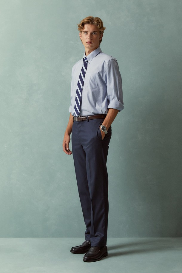 네이비 컬러의 레귤러핏 라이트웨이트 어드밴티지 치노 팬츠입니다. 봄, 여름 시즌에 적합하며, 가볍고 부드러운 면 소재로 제작되어 편안한 착용감을 선사합니다. 베이직하고 캐주얼한 스타일로, 출근룩이나 비즈니스 캐주얼에 활용하기 좋습니다. 미니멀하고 클래식한 디자인으로 다양한 상의와 매치하여 스타일리시하게 연출할 수 있습니다. 얇은 두께감과 레귤러핏으로 시원하고 깔끔한 핏을 제공합니다.
