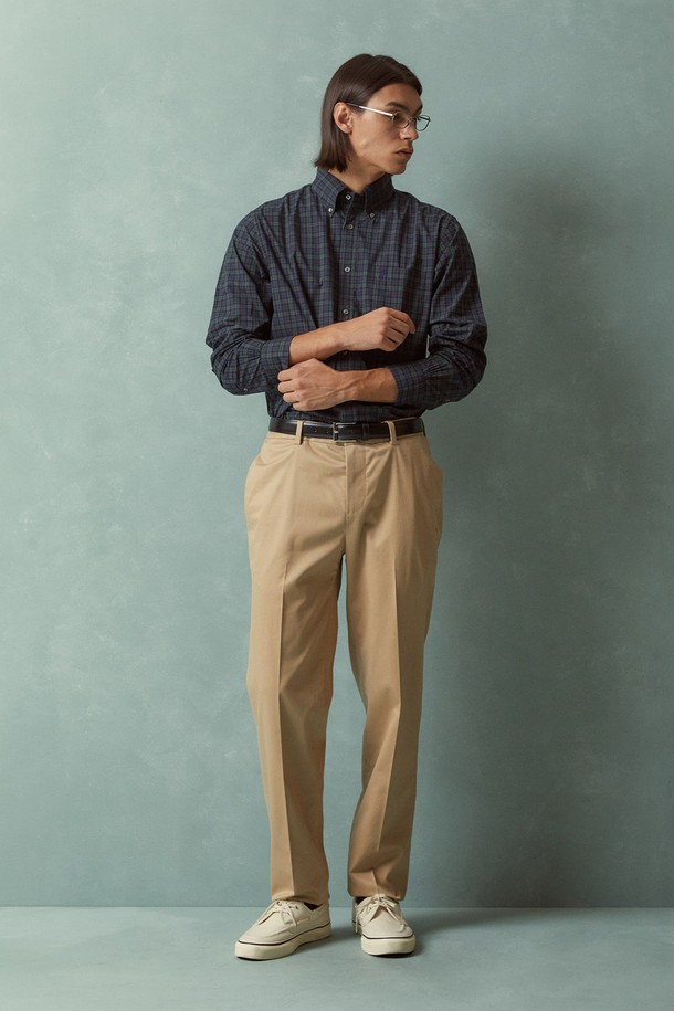 레귤러핏 라이트웨이트 어드밴티지 치노 (브리티쉬카키) (BBPCMMZ502)는 남성용 치노 팬츠입니다. 봄, 여름, 가을에 착용하기 적합하며, 일상 및 출근룩, 비즈니스 캐주얼에 어울립니다. 부드러운 면 소재에 얇은 두께감으로 편안한 착용감을 선사하며, 레귤러핏 디자인으로 제작되었습니다. 베이직, 캐주얼, 미니멀, 클래식 스타일을 연출하기 좋으며, 무지 패턴의 브리티쉬카키 컬러가 어떤 상의에도 잘 어울립니다.
