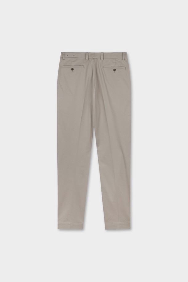 **레귤러핏 라이트웨이트 어드밴티지 치노 (카키) (BBPCMMZ502)**는 남성용 치노팬츠입니다. 봄, 여름 시즌에 적합하며, 베이직하고 캐주얼한 스타일을 연출하기 좋습니다. 면 소재의 얇은 두께로 제작되어 가볍고 편안한 착용감을 제공합니다. 레귤러핏으로 제작되었으며, 무지 디자인의 카키 컬러로 다양한 상의와 매치하기 용이합니다. 캐주얼, 미니멀, 클래식 스타일을 선호하는 고객에게 추천합니다.
