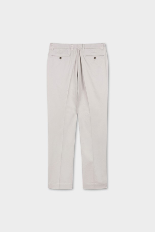 레귤러핏 라이트웨이트 어드밴티지 치노 (스톤) (BBPCMMZ502)는 여름철 시원하게 착용하기 좋은 남성용 치노 팬츠입니다. 얇은 두께감과 부드러운 촉감의 면, 스판덱스 혼방 소재로 제작되어 편안한 착용감을 선사합니다. 베이직하고 캐주얼한 스타일로, 일상복으로 활용하기 좋습니다. 논아이론 처리된 구김 방지 원단과 내부 스트레치 밴딩 디테일, 슬랜트 앞주머니, 버튼 뒷주머니로 실용성을 더했습니다. 레귤러핏으로 제작되어 편안하면서도 세련된 핏을 연출합니다.
