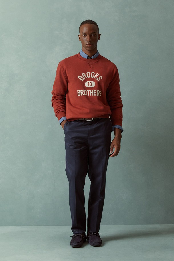 **슬림핏 라이트웨이트 어드밴티지 치노 (네이비) (BBPCMMZ501)**는 봄, 여름, 가을에 착용하기 좋은 남성용 슬림핏 치노 팬츠입니다. 가볍고 부드러운 면 소재로 제작되어 편안한 착용감을 선사하며, 베이직하고 캐주얼한 스타일을 연출하기에 좋습니다. 차분한 네이비 컬러와 무지 디자인으로 다양한 상의와 손쉽게 매치할 수 있습니다. 얇은 두께감으로 시원하게 착용 가능하며, 슬림핏 디자인이 다리 라인을 깔끔하게 잡아줍니다. 일상생활에서 미니멀한 스타일을 즐기기에 적합한 아이템입니다.
