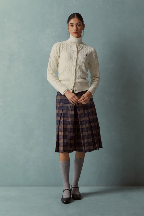 [여성] 울 케이블 가디건 (아이보리) (BBWCWBF402)은 부드러운 울 소재로 제작되어 가을과 겨울에 따뜻하게 착용하기 좋은 여성 가디건입니다. 라운드 넥과 긴 소매, 레귤러 핏으로 클래식하고 베이직한 디자인을 연출하며, 케이블 패턴이 돋보입니다. 두께감 있는 니트 소재로 포근함을 더하고 버튼 여밈 방식으로 편안하게 착용할 수 있습니다. 출근룩과 모임룩은 물론, 미니멀, 캐주얼 스타일에도 잘 어울려 다양한 스타일링을 즐길 수 있습니다.
