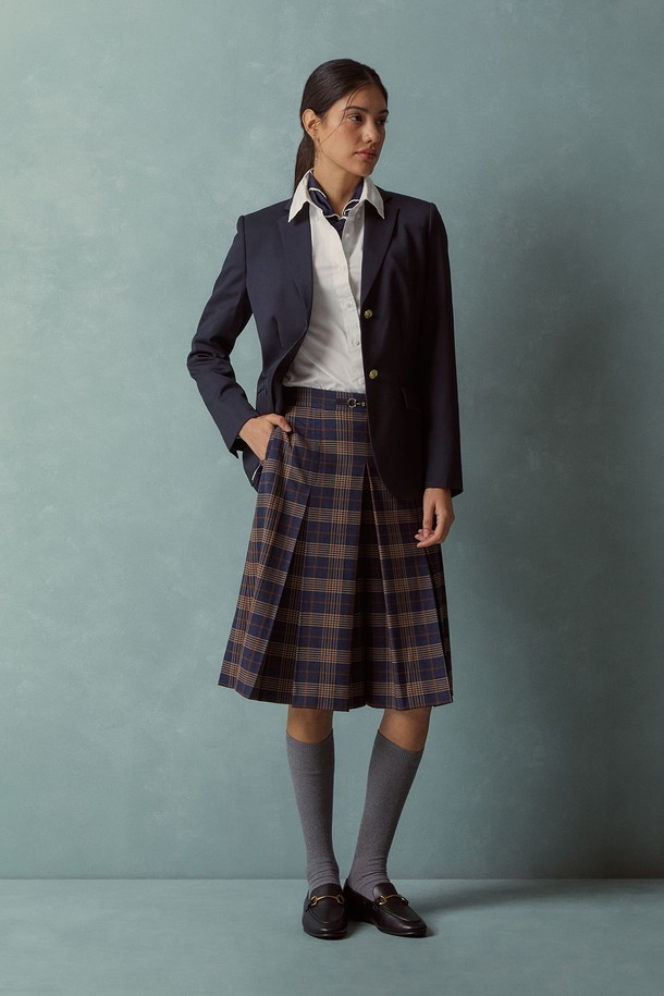 세련된 무드의 여성 울 싱글 2버튼 금장 블레이저 (네이비)입니다. 포멀, 비즈니스 룩에 어울리는 클래식하고 엘레강스한 스타일을 연출합니다. 고급스러운 울 소재, 슬림핏 디자인으로 시크한 실루엣을 완성하며, 허리 다트와 얇은 숄더 패딩이 섬세한 핏을 잡아줍니다. 싱글 버튼 여밈과 금장 버튼 디테일이 포인트이며, 봄, 가을 시즌에 활용하기 좋습니다. 오피스룩, 비즈니스 캐주얼, 출근룩에 활용하여 세련된 스타일을 연출해보세요.
