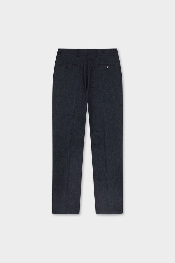 네이비 컬러의 코튼 플란넬 헤링본 트라우저 (BBPCMNF406)입니다. 부드러운 촉감의 면과 플란넬 소재로 제작되어 가을, 겨울 시즌에 따뜻하게 착용하기 좋습니다. 헤링본 패턴이 클래식한 무드를 더하며, 레귤러 핏으로 편안한 착용감을 선사합니다. 출근룩, 비즈니스 캐주얼, 모임룩 등 다양한 TPO에 활용 가능하며, 미니멀, 캐주얼 스타일과 잘 어울립니다.
