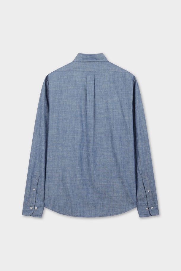 다크인디고 컬러의 코튼 샴브레이 셔츠입니다. 부드러운 촉감의 면 소재로 제작되어 봄, 여름 시즌에 시원하게 착용하기 좋습니다. 루즈핏 크롭 기장으로 캐주얼하면서도 트렌디한 스타일을 연출하며, 데이트룩, 여행룩 등 다양한 TPO에 활용 가능합니다. 베이직한 디자인에 샴브레이 원단의 은은한 질감이 더해져 미니멀, 클래식 스타일을 선호하는 여성분들께 추천합니다. 긴 소매와 카라 디테일로 깔끔한 룩을 완성해보세요.
