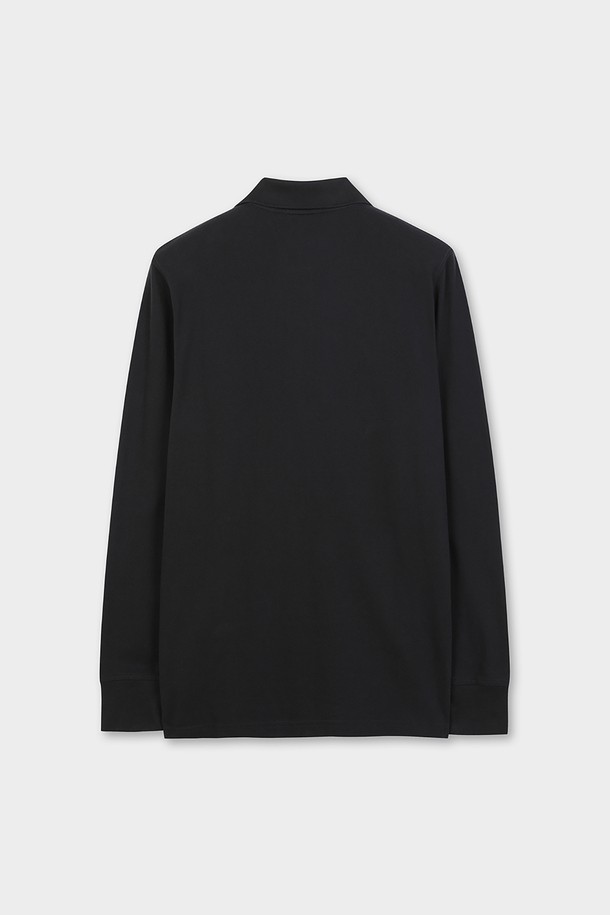 블랙 컬러의 코튼 피케 폴로셔츠(BBNTMFF302)입니다. 부드러운 촉감의 면 소재로 제작되어 봄, 여름, 가을에 착용하기 좋습니다. 레귤러핏과 폴로넥 디자인으로 캐주얼하면서도 클래식한 스타일을 연출합니다. 출근룩이나 비즈니스 캐주얼에 활용하기 좋으며, 무지 디자인으로 다양한 하의와 매치하기 용이합니다. 긴소매 기장의 레귤러 기장 상의입니다.
