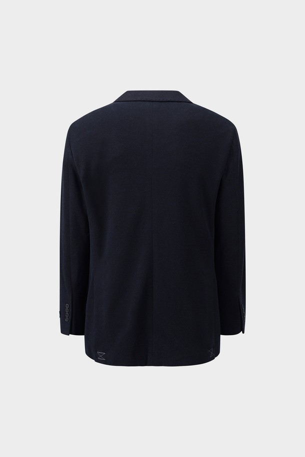 네이비 컬러의 솔리드 니트 재킷(BBJSMFF301)입니다. 부드러운 니트 소재로 제작되어 봄, 가을에 착용하기 좋으며, 레귤러핏과 중간 두께감으로 편안한 착용감을 선사합니다. 베이직하고 클래식한 스타일로, 오피스룩, 비즈니스 캐주얼, 출근룩 등 다양한 TPO에 활용할 수 있습니다. 싱글 버튼 여밈 방식과 긴 소매 기장, 솔리드 디자인으로 미니멀하고 세련된 분위기를 연출합니다.
