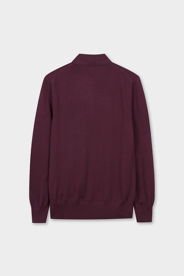 메리노울 로고 폴로 스웨터 (버건디)는 가을, 겨울 시즌에 어울리는 남성용 니트/스웨터입니다. 부드러운 촉감의 메리노울 소재로 제작되었으며, 레귤러 핏과 긴소매 디자인으로 편안한 착용감을 제공합니다. 클래식하고 베이직한 스타일로, 폴로넥과 로고 디테일이 특징입니다. 출근룩과 비즈니스 캐주얼에 적합하며, 미니멀, 클래식, 캐주얼 스타일을 즐기는 분들께 추천합니다. 두꺼운 두께감으로 따뜻함을 더했습니다.
