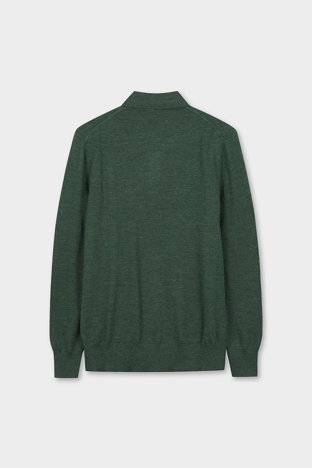 메리노울 로고 폴로 스웨터 (다크그린) (BBWTMNF301)는 부드러운 촉감의 메리노울 소재로 제작된 남성용 긴소매 스웨터입니다. 다크 그린 컬러의 레귤러핏 폴로넥 스타일로, 로고 디테일이 돋보이는 베이직하고 클래식한 디자인입니다. 두께감이 있어 가을, 겨울철에 따뜻하게 착용 가능하며, 출근룩, 비즈니스 캐주얼, 모임룩 등 다양한 TPO에 활용할 수 있습니다. 미니멀하고 캐주얼한 스타일을 연출하기에 좋은 아이템입니다.
