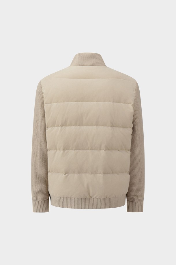 아이보리 컬러의 하이브리드 니트점퍼 (BBOPMBF403)입니다. 여성 의류로, 가을과 겨울에 따뜻하게 착용하기 좋습니다. 하이넥 디자인과 패딩 디테일이 돋보이며, 부드러운 니트 소재로 제작되어 편안한 촉감을 선사합니다. 집업 스타일의 레귤러핏 크롭 기장으로, 베이직하면서도 캐주얼한 스타일을 연출합니다. 출근룩, 미니멀, 클래식 스타일을 선호하는 분들께 추천합니다.
