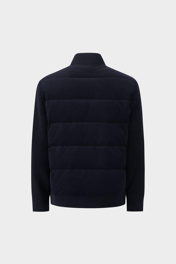 다크 네이비 컬러의 하이브리드 니트점퍼 (BBOPMBF403) 입니다. 가을, 겨울 시즌에 어울리는 두꺼운 두께감의 니트 소재로 제작되어 부드러운 촉감을 선사합니다. 남성용 레귤러핏 점퍼로, 캐주얼, 베이직 스타일을 연출하기 좋습니다. 집업 스타일의 긴 소매 디자인이며, 출근룩 또는 비즈니스 캐주얼에 적합합니다. 무지 패턴으로 미니멀하고 클래식한 분위기를 더해줍니다.
