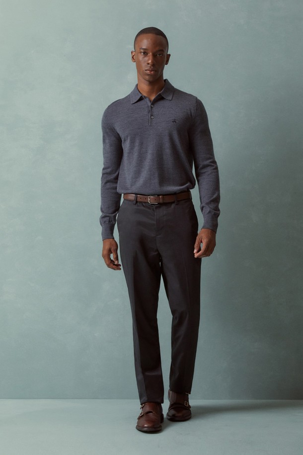 메리노울 로고 폴로 스웨터 (차콜) (BBWTMNF301)는 부드러운 촉감의 메리노울 소재로 제작되어 가을과 겨울에 따뜻하게 착용하기 좋은 남성용 니트 스웨터입니다. 클래식하고 베이직한 스타일의 레귤러핏 폴로넥 긴소매 디자인으로, 로고 패턴이 은은하게 포인트가 됩니다. 두께감이 있어 보온성이 뛰어나며, 출근룩, 비즈니스 캐주얼, 모임룩 등 다양한 TPO에 활용하기 좋습니다. 클래식, 미니멀, 캐주얼 스타일을 즐겨 입는 남성에게 추천합니다.
