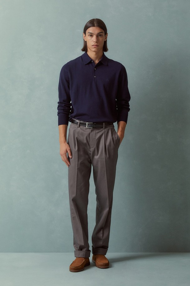 메리노울 로고 폴로 스웨터 (네이비)는 부드러운 촉감의 메리노울 소재로 제작되어 가을, 겨울 시즌에 따뜻하게 착용할 수 있는 남성용 긴소매 스웨터입니다. 베이직하고 클래식한 디자인으로 일상, 출근룩, 비즈니스 캐주얼, 모임룩 등 다양한 TPO에 활용 가능합니다. 레귤러핏에 폴로넥 스타일로, 로고 패턴이 은은하게 포인트가 되어 미니멀하면서도 세련된 스타일을 연출합니다. 중간 두께감으로 편안한 착용감을 선사하며, 클래식, 미니멀, 캐주얼 스타일을 즐겨 입는 남성에게 적합합니다.
