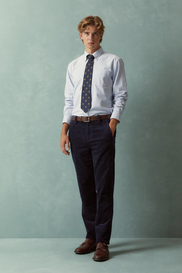 프라이데이 옥스포드 캔디 스트라이프 셔츠 (블루) (BBTHMMF304)는 남성용 셔츠로, 봄과 여름에 착용하기 좋은 얇은 두께의 옥스포드 면 소재로 제작되었습니다. 차이나 칼라와 긴소매 디자인, 레귤러핏으로 제작되어 베이직하면서도 캐주얼한 스타일을 연출합니다. 캔디 스트라이프 패턴은 경쾌한 느낌을 더하며, 출근룩이나 비즈니스 캐주얼, 캐주얼, 클래식, 미니멀 스타일 모두에 잘 어울립니다. 부드러운 촉감으로 편안하게 착용할 수 있으며, 셔츠 특유의 깔끔한 분위기를 선사합니다.
