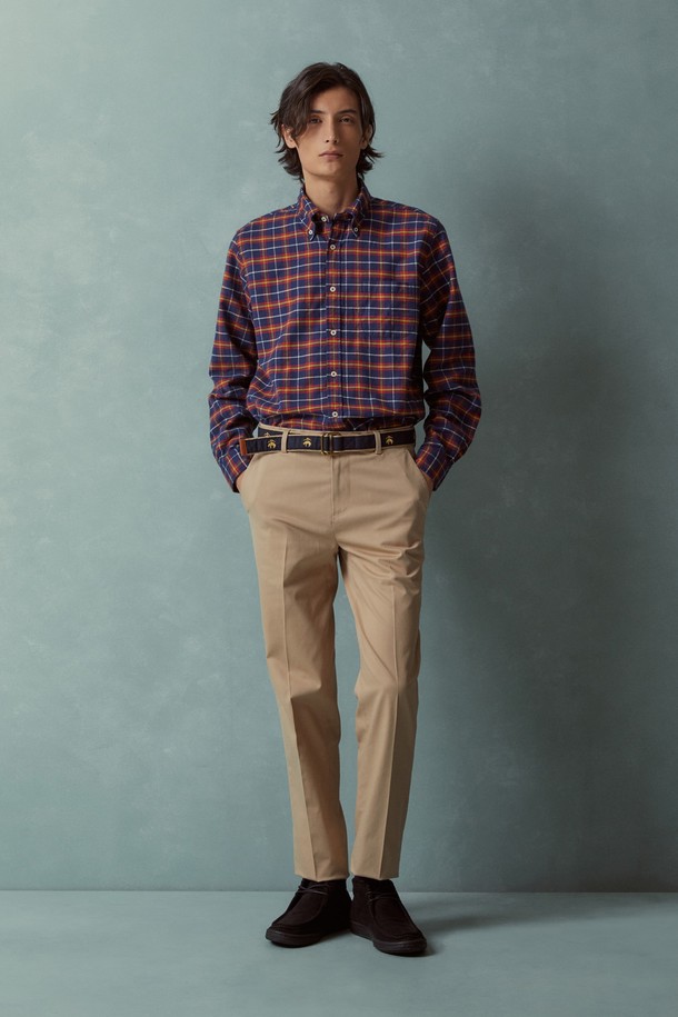 소멜로스 플란넬 체크 셔츠 (네이비) (BBTHMMF401)는 부드러운 촉감의 플란넬 소재로 제작되어 가을과 겨울에 따뜻하게 착용할 수 있는 남성용 셔츠입니다. 캐주얼, 베이직 스타일로 일상에서 편안하게 즐겨 입을 수 있으며, 출근룩이나 비즈니스 캐주얼에도 활용하기 좋습니다. 레귤러핏에 긴소매, 체크 패턴, 차이나칼라 디자인으로, 버튼다운 디테일이 특징입니다. 두께감이 있어 겨울철에도 따뜻하게 입을 수 있으며, 미니멀하고 클래식한 스타일을 연출하기 좋습니다.
