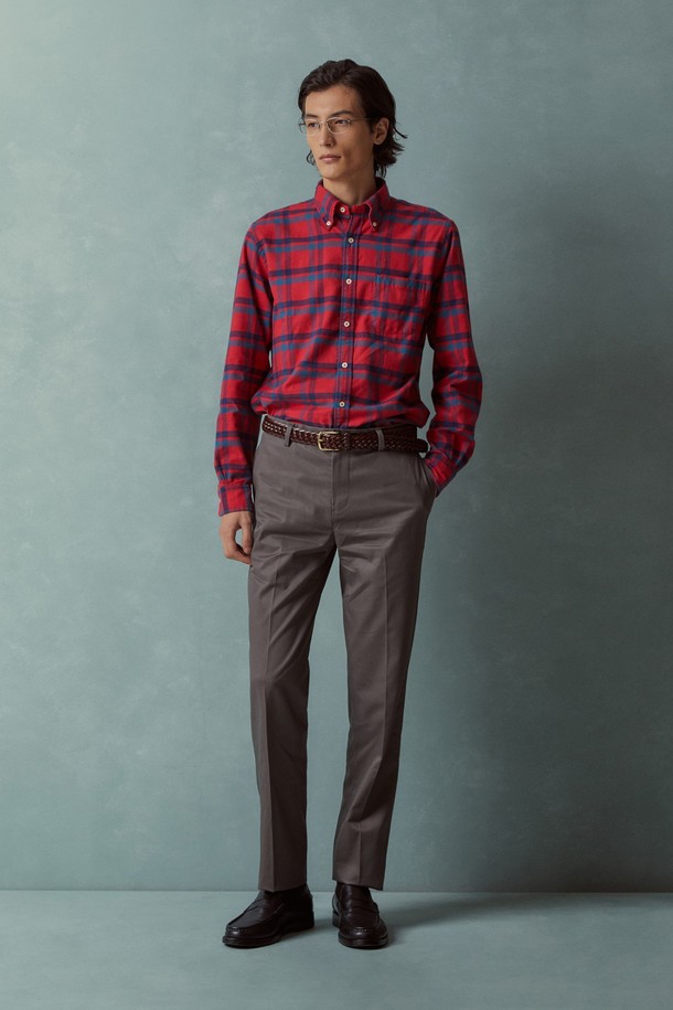 소멜로스 플란넬 체크 셔츠 (레드) (BBTHMMF401)는 남성용 상의 셔츠입니다. 가을과 겨울에 어울리는 두꺼운 두께감과 부드러운 플란넬 소재로 제작되어 따뜻하고 포근한 착용감을 선사합니다. 레드와 네이비 컬러의 체크 패턴이 캐주얼한 스타일을 연출하며, 버튼다운 네크라인과 긴 소매, 레귤러 핏으로 편안하게 착용할 수 있습니다. 출근룩과 모임룩, 그리고 캐주얼, 클래식, 미니멀한 스타일 연출에 적합한 아이템입니다.
