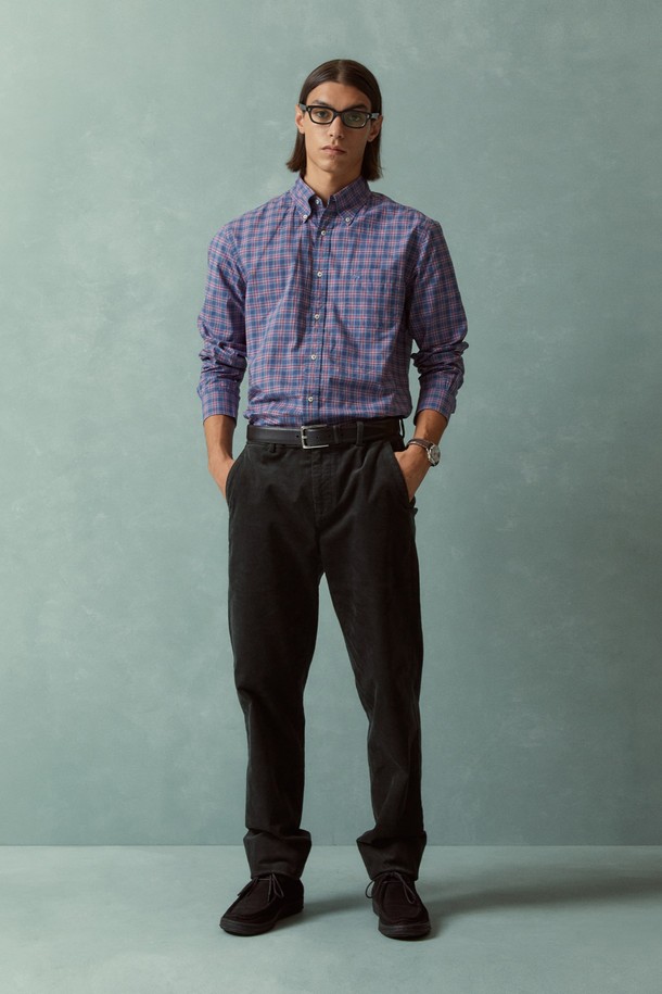 프라이데이 포플린 체크 셔츠 (네이비) (BBTHMFF303)는 여성스러운 매력을 더해줄 셔츠입니다. 부드러운 촉감의 면 소재 포플린 원단으로 제작되어 봄, 가을 간절기에 착용하기 좋습니다. 네이비 컬러의 체크 패턴이 캐주얼하면서도 베이직한 스타일을 연출하며, 크롭 기장과 차이나 칼라 디자인이 특징입니다. 레귤러핏으로 편안하게 착용 가능하며, 긴 소매 디자인으로 다양한 스타일링에 활용할 수 있습니다.
