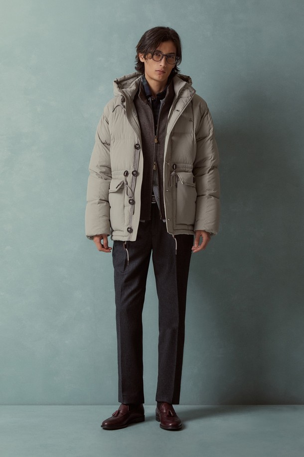 카라코람 다운점퍼 (라이트그레이) (BBOPMBF405)는 겨울철 캐주얼 스타일을 위한 필수 아이템입니다. 오버핏 디자인에 숏패딩 스타일로, 트렌디한 핏을 연출하며, 가볍고 부드러운 나일론 소재로 제작되어 편안한 착용감을 선사합니다. 넉넉한 두께감과 후드, 포켓, 스트링 디테일로 보온성을 높였으며, 버튼 여밈 방식으로 간편하게 착용할 수 있습니다. 무지 디자인의 라이트그레이 컬러는 다양한 룩에 매치하기 용이하여 겨울철 데일리 아우터로 활용하기 좋습니다.
