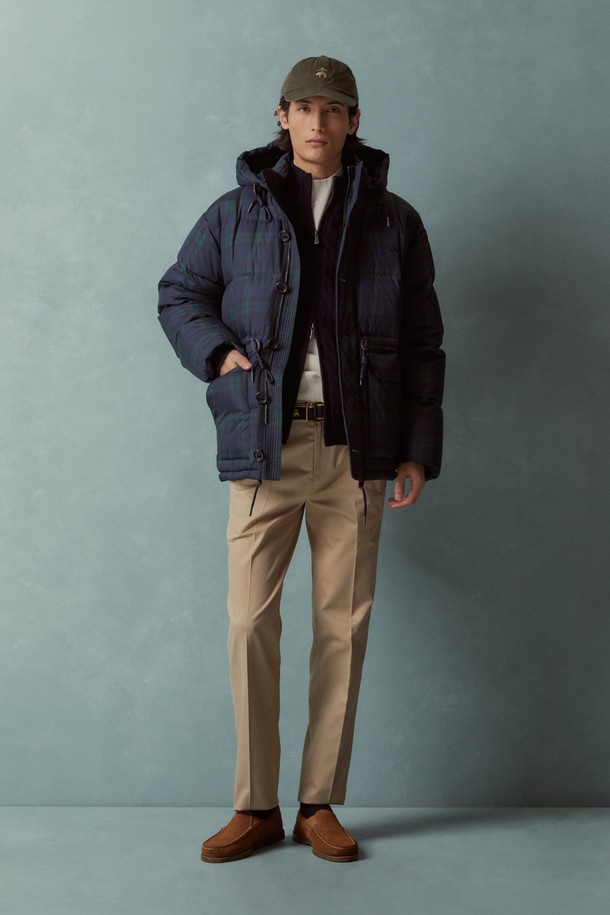 **카라코람 다운점퍼 (멀티) (BBOPMBF405)**는 남성용 다운점퍼입니다. 겨울철 일상에서 착용하기 좋으며, 캐주얼한 스타일을 연출합니다. 체크 패턴의 멀티 컬러 디자인이 특징이며, 부드러운 촉감의 나일론 소재로 제작되었습니다. 두꺼운 두께감과 긴 소매 기장, 후드와 패딩 디테일이 보온성을 높여주며, 방수 기능까지 갖춰 실용적입니다. 버튼과 지퍼로 여밈이 가능하며, 레귤러핏으로 편안하게 착용할 수 있습니다.
