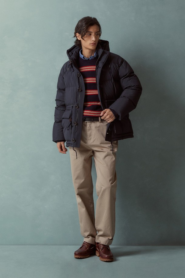 다크네이비 컬러의 카라코람 다운점퍼 (BBOPMBF405)는 겨울철 일상과 출근룩에 적합한 남성용 아우터입니다. 캐주얼하고 미니멀한 스타일의 무지 디자인으로, 오버핏 실루엣과 두꺼운 두께감으로 보온성을 높였습니다. 숏패딩 스타일의 이 점퍼는 버튼과 지퍼로 여밀 수 있으며, 후드와 포켓 디테일을 갖추어 실용성을 더했습니다. 방수 기능과 부드러운 촉감의 나일론 소재를 사용하여 편안한 착용감을 제공하며, 긴 소매 기장과 패딩 안감으로 따뜻함을 유지합니다.
