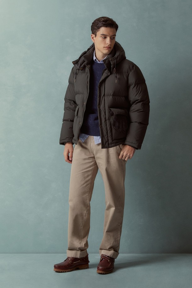 베이직 다운점퍼 (카키)는 겨울철 일상룩과 여행, 캠핑룩에 활용하기 좋은 남녀 공용 다운점퍼입니다. 숏 기장의 오버핏 디자인으로 캐주얼, 미니멀, 시티보이 스타일을 연출하기 좋습니다. 부드러운 촉감의 나일론 소재와 두꺼운 두께감으로 따뜻함을 제공하며, 퀄팅 디테일과 후드 디자인이 특징입니다. 지퍼형 여밈 방식과 긴 소매 기장으로 편안하게 착용할 수 있으며 안감이 패딩 처리되어 보온성을 높였습니다. 무지 디자인의 카키 컬러로 어떤 옷에도 쉽게 매치할 수 있습니다.
