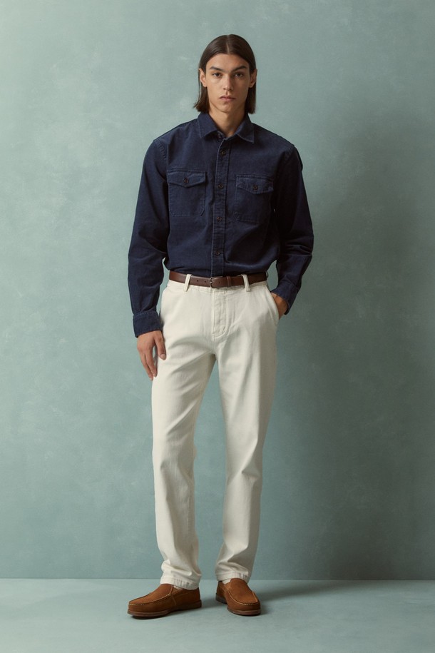 15W 코듀로이 셔츠 재킷 (네이비) (BBTHMNF401)은 가을, 겨울 시즌에 어울리는 여성용 셔츠 재킷입니다. 부드러운 촉감의 두꺼운 코듀로이 소재로 제작되었으며, 레귤러핏에 셔츠형 디자인으로 캐주얼, 베이직, 클래식, 미니멀 스타일을 모두 소화할 수 있습니다. 네이비 컬러에 무지 패턴으로 어떤 옷에도 쉽게 매치할 수 있으며, 크롭 기장과 버튼 여밈 방식, 긴 소매, 포켓 디테일이 특징입니다. 출근룩이나 모임룩으로 활용하기 좋으며, 다양한 스타일을 연출할 수 있습니다.
