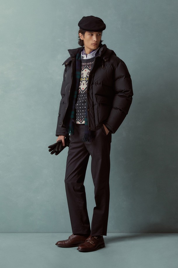 "베이직 다운점퍼 (블랙) (BBOPMBF404)"는 겨울철 보온성을 책임지는 필수 아이템입니다. 넉넉한 오버핏과 두꺼운 두께감으로 한겨울 추위에도 끄떡없는 방풍 기능을 제공합니다. 후드 디자인과 집업 여밈 방식으로 편안하게 착용 가능하며, 무지 디자인으로 어떤 스타일에도 매치하기 용이합니다. 나일론과 폴리에스테르 혼방 소재로 제작되어 부드러운 촉감을 선사하며, 숏패딩 스타일로 트렌디함까지 더했습니다. 일상 속 캐주얼룩과 미니멀한 스타일을 즐겨 입는 분들께 추천합니다.
