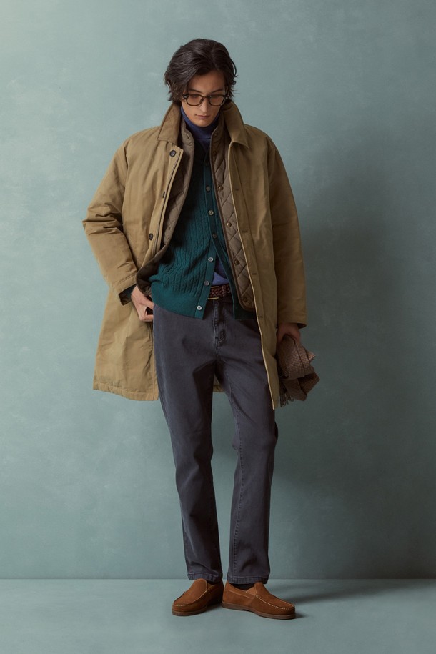 베이직하고 클래식한 스타일의 여성용 디테처블 다운 코트입니다. 롱 기장에 두꺼운 두께감으로 겨울철 따뜻하게 착용할 수 있습니다. 무지 패턴의 베이지 컬러로 어떤 옷에도 잘 어울리며, 출근룩에 적합합니다. 버튼 여밈 방식과 레귤러핏으로 깔끔한 실루엣을 연출합니다. 디테처블 디자인으로 다양한 스타일을 연출할 수 있습니다.
