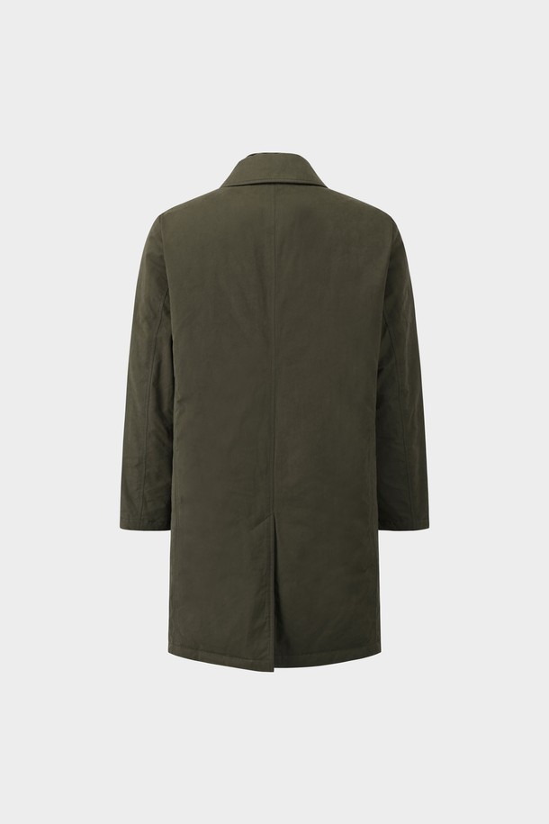 세련된 남성 겨울 스타일을 완성하는 디테처블 다운 코트입니다. 카키 색상으로 출시되어, 베이직하고 미니멀한 디자인을 선호하는 남성분들께 적합합니다. 넉넉한 레귤러핏과 부드러운 나일론 소재, 두꺼운 두께감으로 따뜻하고 편안한 착용감을 제공합니다. 출근룩에 완벽하게 어울리며, 탈부착 가능한 디자인으로 다양한 연출이 가능합니다. 긴 소매와 버튼 여밈 방식이 특징이며, 미니멀, 클래식, 캐주얼 스타일을 모두 소화할 수 있습니다.
