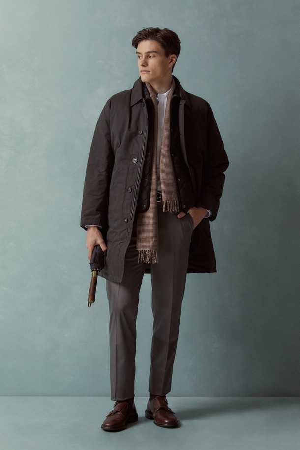 차콜 색상의 남성용 디테처블 다운코트입니다. 추운 겨울철, 출근룩과 미니멀, 클래식 스타일을 모두 아우르는 베이직한 디자인으로 활용도가 높습니다. 부드러운 촉감의 나일론 소재와 두꺼운 두께감, 패딩 안감으로 보온성을 극대화했습니다. 롱 기장의 레귤러핏으로 제작되었으며, 버튼 여밈 방식과 긴 소매 디자인이 특징입니다. 탈부착 가능한 디자인으로 다양한 스타일 연출이 가능합니다.
