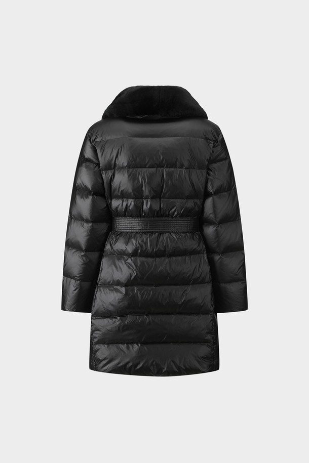 [여성] 벨티드 다운코트 (블랙)는 겨울철 출근룩과 모임룩에 모두 어울리는 베이직하고 클래식한 스타일의 롱 기장 다운 코트입니다. 부드러운 나일론 소재와 두꺼운 두께감으로 보온성과 방풍 기능을 갖춰 추운 날씨에도 따뜻하게 착용할 수 있습니다. 허리 벨티드 디테일이 여성스러운 실루엣을 연출하며, 긴 소매와 버튼 여밈 방식으로 디자인되었습니다. 안감은 패딩 처리되었으며, 퍼 카라가 고급스러움을 더합니다. 미니멀한 디자인으로 다양한 룩에 매치하기 용이합니다.
