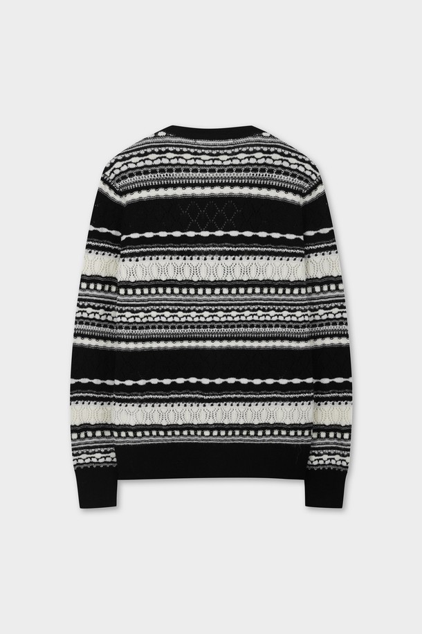 [여성] 울 멀티 스티치 가디건 (멀티) (BBWCWFF401)은 겨울과 가을에 어울리는 여성용 가디건입니다. 블랙과 화이트 색상으로 출시되었으며, 클래식한 스타일을 연출하기 좋습니다. 부드러운 촉감의 울 소재와 두꺼운 두께감으로 따뜻하게 착용할 수 있으며, 레귤러핏과 V넥 디자인으로 편안함을 더했습니다. 멀티 스티치 디테일과 노르딕, 기하학 패턴이 돋보이며, 데이트룩, 모임룩, 출근룩 등 다양한 TPO에 활용 가능합니다.
