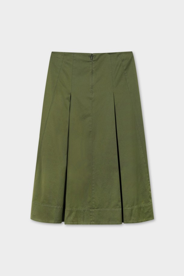 싱그러운 올리브 컬러가 돋보이는 [여성] 코튼 트윌 스커트입니다. 부드러운 촉감의 면 소재로 제작되어 봄, 여름, 가을 시즌에 편안하게 착용하기 좋습니다. 미니 기장의 플리츠 디자인과 레귤러 핏으로 베이직하면서도 캐주얼한 스타일을 연출합니다. 버튼 디테일이 포인트로 더해져 데이트룩이나 봄 소풍룩에 세련됨을 더해줍니다. 미니멀, 캐주얼, 클래식 등 다양한 스타일을 소화할 수 있는 활용도 높은 아이템입니다.
