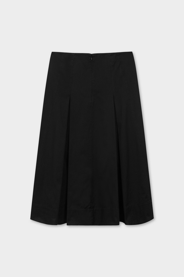 [여성] 코튼 트윌 스커트 (블랙)는 베이직하고 미니멀한 스타일의 A라인 스커트입니다. 봄, 여름, 가을 계절에 착용하기 좋으며, 일상, 출근룩, 모임룩 등 다양한 TPO에 활용 가능합니다. 얇고 뻣뻣한 코튼 트윌 소재로 제작되어 시원하고 깔끔한 실루엣을 연출합니다. 플리츠 디자인과 레귤러핏으로 편안하면서도 세련된 분위기를 더합니다. 무지 패턴의 블랙 컬러로 미니멀, 클래식, 캐주얼 등 어떤 스타일에도 매치하기 용이합니다.
