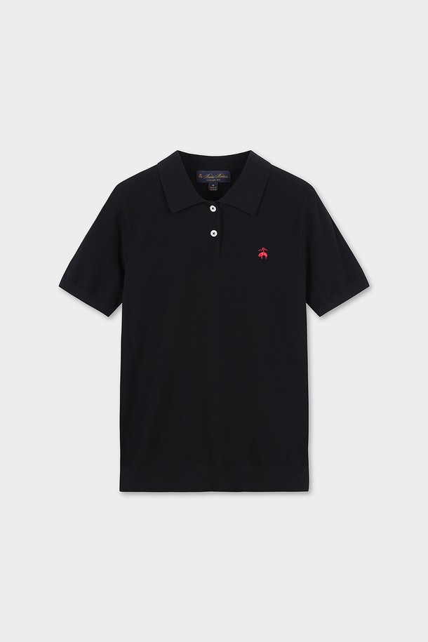 세련된 블랙 컬러의 여성 코튼 폴로 반팔 스웨터입니다. 부드러운 면 소재로 제작되어 봄, 여름 시즌에 시원하고 편안하게 착용할 수 있습니다. 레귤러 핏으로 어떤 스타일에도 잘 어울리며, 왼쪽 가슴에 시그니처 로고 자수 디테일이 돋보입니다. 베이직하면서도 클래식한 디자인으로 데이트룩, 카페룩, 출근룩 등 다양한 TPO에 활용 가능합니다. 신축성 있는 면사 텍스처가 편안함을 더해줍니다.
