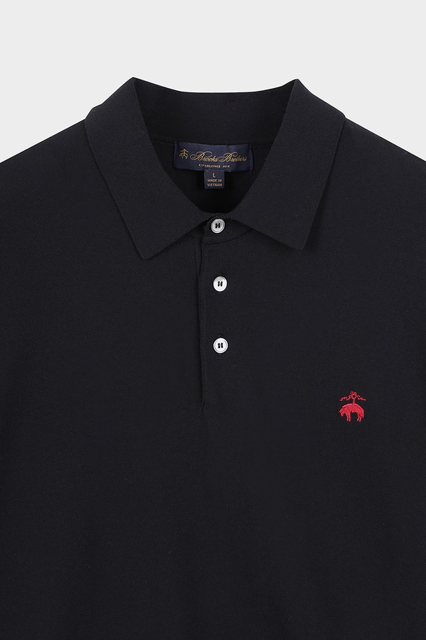 코튼 폴로 반팔 스웨터 (블랙)는 부드러운 면 소재로 제작되어 봄, 여름에 편안하게 착용할 수 있습니다. 레귤러 핏과 반소매 디자인으로 시원하고 활동적인 느낌을 주며, 일상 및 데이트룩, 카페룩에 잘 어울립니다. 클래식하고 베이직한 스타일을 기반으로, 가슴 부분의 로고 자수가 포인트로 들어가 미니멀하면서도 세련된 분위기를 연출합니다. 폴로넥 디자인으로 깔끔한 인상을 주어 다양한 스타일링에 활용하기 좋습니다. 얇은 두께감으로 가볍게 걸치기 좋으며, 부드러운 촉감이 특징입니다.
