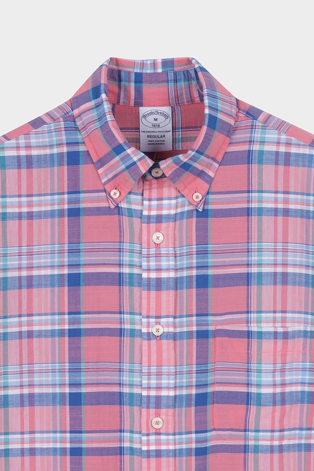 마드라스 스포츠셔츠 (핑크)는 클래식과 캐주얼 스타일을 넘나드는 남성용 스포츠셔츠입니다. 봄, 여름 시즌에 어울리는 긴 소매 셔츠로, 데이트룩, 카페룩, 모임룩 등 다양한 TPO에 활용할 수 있습니다. 면 소재의 레귤러핏 셔츠로, 버튼다운 칼라 디자인과 칼라 끝 부분의 작은 주름 디테일이 특징입니다. 핑크 컬러의 마드라스 체크 패턴이 캐주얼한 무드를 더하며, 레귤러 기장으로 편안하게 착용할 수 있습니다. 미니멀한 스타일을 선호하는 남성분들께 추천합니다.
