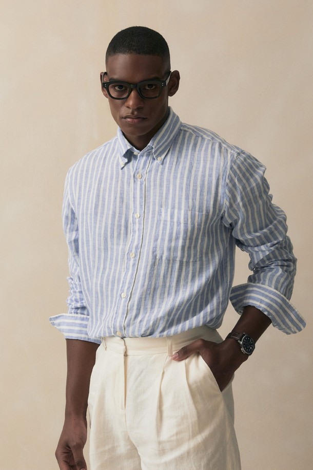 라이트블루 컬러의 린넨 스트라이프 셔츠 (린넨 셔츠)입니다. 봄, 여름 시즌에 어울리는 얇은 두께감의 레귤러핏 셔츠로, 베이직하고 클래식한 스타일을 연출합니다. 100% 린넨 소재로 제작되어 뻣뻣한 촉감이 특징이며, 차이나 칼라와 긴 소매 디자인으로 깔끔함을 더했습니다. 롤업 소매가 가능하여 다양한 스타일을 연출할 수 있으며, 데이트룩, 카페룩, 여행룩 등 TPO에 맞춰 클래식, 미니멀, 캐주얼 스타일을 완성해보세요.
