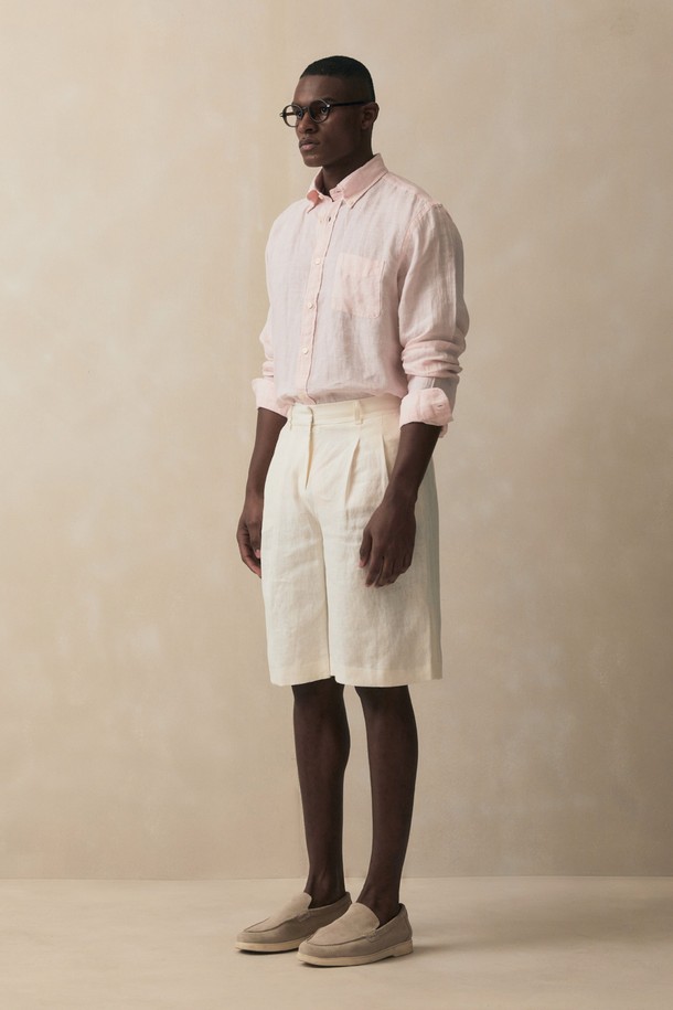 따뜻한 햇살을 담은 듯한 린넨 폴로버튼다운 셔츠 (오렌지) (BBTHMF8102FFM)입니다. 시원하고 통기성이 좋은 린넨 소재로 제작되어 여름철에도 쾌적하게 착용 가능합니다. 캐주얼 또는 클래식 스타일을 연출하기 좋으며, 휴가룩이나 여행룩에 매치하기 좋습니다. 레귤러핏과 릴랙스핏으로 편안한 착용감을 선사하며, 왼쪽 가슴 포켓과 칼라 끝단의 섬세한 주름 디테일이 돋보입니다. 버튼다운 칼라 디자인으로 깔끔한 멋을 더했습니다.
